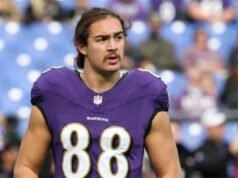 O tight end Charlie Kolar supostamente se juntou aos Chargers em um contrato de três anos