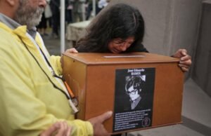 50 anos após o golpe sangrento na Argentina, famílias ainda procuram e enterram os desaparecidos