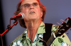 A lenda de Woodstock e ativista anti-guerra Joe McDonald morreu aos 84 anos