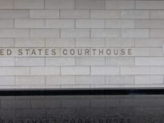 Num movimento raro, o ICE arrastou o réu criminal para fora do tribunal federal