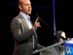 Líder democrata da Califórnia pede que governo fraco espere desistir