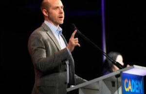 Líder democrata da Califórnia pede que governo fraco espere desistir