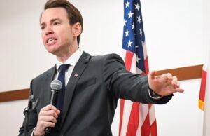 O deputado Kevin Kiley optou contra o colega republicano Tom McClintock