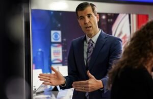 O representante do Departamento de Justiça da CBS News, Scott MacFarlane, deixou a rede