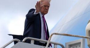 O aeroporto foi renomeado em homenagem a Trump quando ele revelou o projeto da biblioteca do arranha-céu