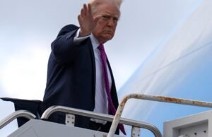 O aeroporto foi renomeado em homenagem a Trump quando ele revelou o projeto da biblioteca do arranha-céu