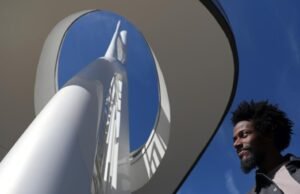 Nikkolas Smith é o ‘artista’ por trás da ‘Legacy Tower’ de Downtown Disney