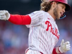 A estrela da MLB, Alec Bohm, está acusando seus pais de roubar milhões dele