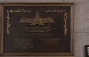 Uma placa de 6 de janeiro em homenagem aos policiais foi colocada no Capitólio