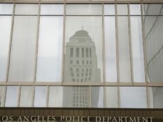 Ex-oficial do LAPD acusado de invasão domiciliar relacionada à criptografia