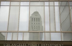 Ex-oficial do LAPD acusado de invasão domiciliar relacionada à criptografia