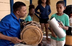 No documentário sobre a maioridade ‘Agridulce’, crianças mantêm a bachata viva