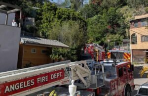 Casas de Laurel Canyon queimadas enquanto Santa Anas passava por Los Angeles