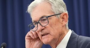 Federal Reserve mantém taxas inalteradas, planeja cortar uma apesar das preocupações com a guerra no Irã