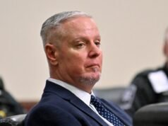 Pai do suspeito de tiroteio em escola da Geórgia acusado de assassinato em segundo grau e homicídio involuntário