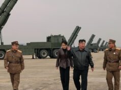 O líder norte-coreano Kim revisou o teste do sistema de lançamento de mísseis