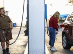 Suspender o imposto sobre a gasolina e reduzir as regulamentações de limpeza promovidas por dois democratas que concorrem a governador