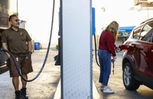 Suspender o imposto sobre a gasolina e reduzir as regulamentações de limpeza promovidas por dois democratas que concorrem a governador