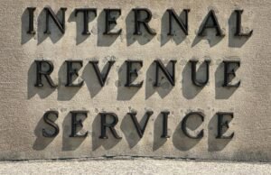 O líder do IRS, Bisignano, se recusa a responder perguntas sobre a divulgação ilegal de dados do contribuinte ao ICE
