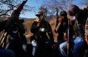 Eles estão sob o cerco do cartel mexicano. Agora, esses civis estão lutando com AK-47 e granadas