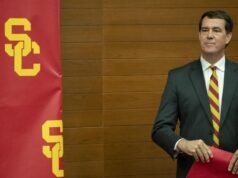 USC chega a acordo sobre caso de assédio racial de Mike Bohn