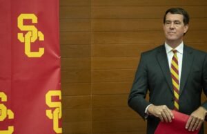 USC chega a acordo sobre caso de assédio racial de Mike Bohn