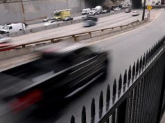 LA se prepara para protestos ‘No Kings’ e estabelece bloqueios na rodovia 101