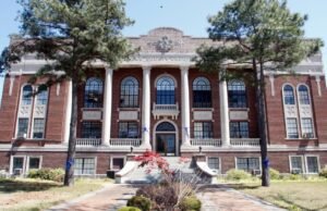 Um homem do Arkansas acusado de matar o suposto agressor de sua filha ganhou a nomeação do xerife do Partido Republicano