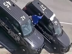 Vídeo mostra um homem entrando em um carro da polícia antes de ser encontrado morto dias depois