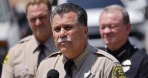 Xerife de Los Angeles investiga fotos distribuídas indevidamente de três policiais mortos em ataque com granada