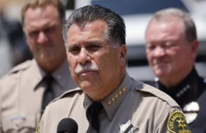 Xerife de Los Angeles investiga fotos distribuídas indevidamente de três policiais mortos em ataque com granada