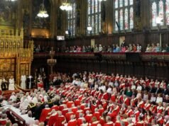 Lordes saindo: Grã-Bretanha expulsa nobres do Parlamento após 700 anos