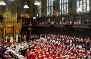 Lordes saindo: Grã-Bretanha expulsa nobres do Parlamento após 700 anos