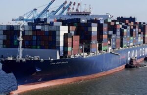 Os Estados Unidos vão flexibilizar as regulamentações marítimas para tentar reduzir os preços do petróleo