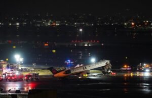 Dois pilotos morrem em colisão entre avião e caminhão de bombeiros no Aeroporto LaGuardia, em Nova York