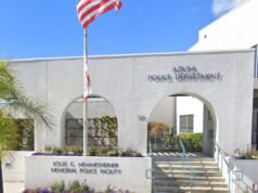 Um homem morto foi encontrado em um carro da polícia estacionado em frente ao departamento por vários dias, disseram autoridades