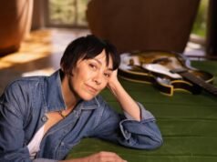 Por que Inara George dá flores para veteranos do teatro de Los Angeles