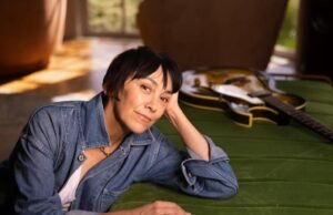 Por que Inara George dá flores para veteranos do teatro de Los Angeles