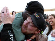 Tyler Reddick comemora três turfeiras com Michael Jordan