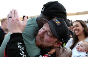 Tyler Reddick comemora três turfeiras com Michael Jordan