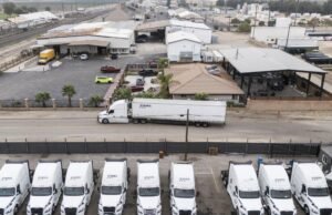 Os imigrantes na Califórnia enfrentam uma crise de licenças à medida que novas leis federais bloqueiam as reformas