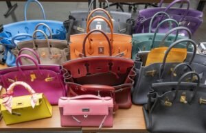 Coberto de bolsas caras, relógios e dinheiro no valor de 6 milhões de dólares