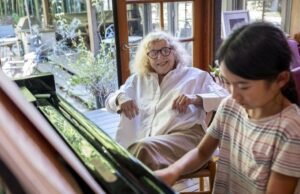 A professora de música, de 93 anos, “ainda aborda o mundo com a curiosidade de uma criança”.