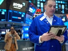 As ações caíram devido às preocupações com o aumento dos preços do petróleo, inflação e taxas de juros