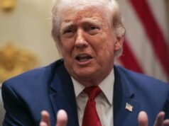 Trump brinca, divaga e fala sobre o preço das canetas enquanto a guerra no Irã entra na quinta semana