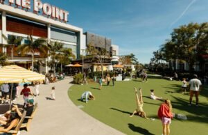Boom de ‘parques comerciais’ em Los Angeles: crianças brincam enquanto os pais fazem compras