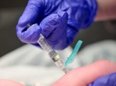 Não são apenas vacinas – os pais estão recusando outros cuidados preventivos de rotina para recém-nascidos