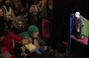 O show de marionetes do Todo-Poderoso Opp atrai grandes multidões às esquinas de Los Angeles