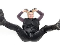 O provocador pop de choque Peaches ainda está prosperando no palco aos 60 anos