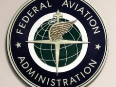 Um pequeno avião faz um pouso de emergência no congelado rio Hudson; 2 a bordo nadando para estar seguro